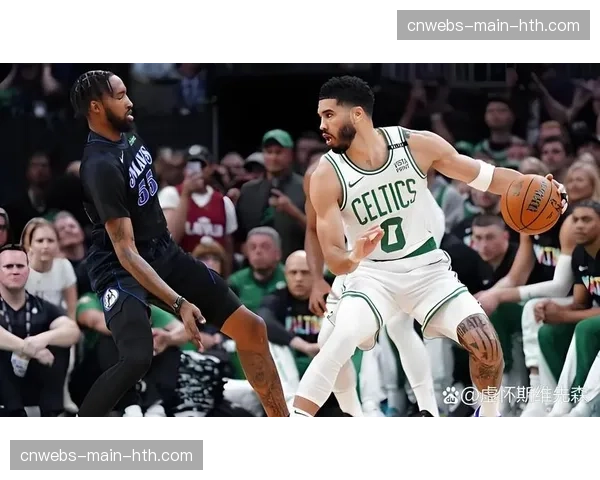 第三节报道：凯尔特人连续三个回合使用不同防守策略，迫使独行侠叫停